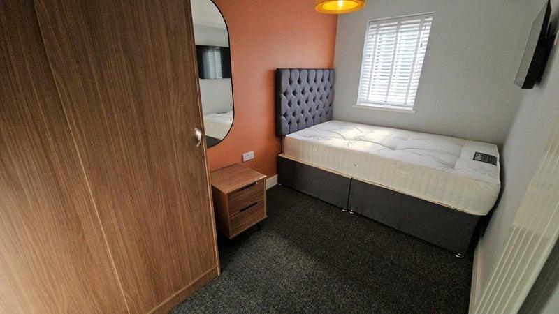 Bright, neatly presented single bedroom with a ...