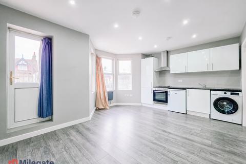 Studio to rent - Hamlet Court Road, Westcliff-On-Sea SS0