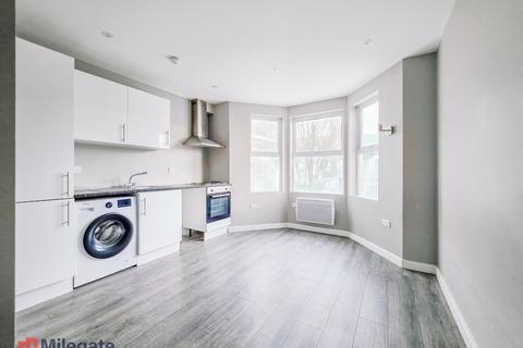 Studio to rent - Hamlet Court Road, Westcliff-On-Sea SS0