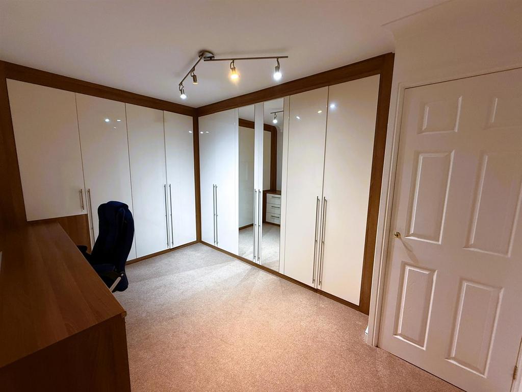 ENSUITE &amp; DRESSING ROOM