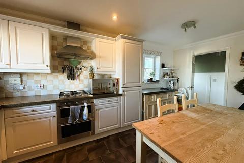 4 bedroom semi-detached house to rent, Devonshire Rise, Tiverton