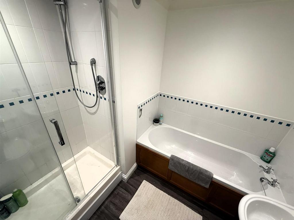 ENSUITE &amp; DRESSING ROOM