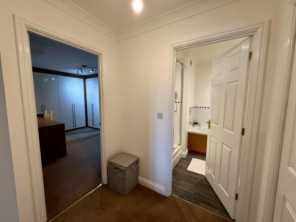 ENSUITE & DRESSING ROOM