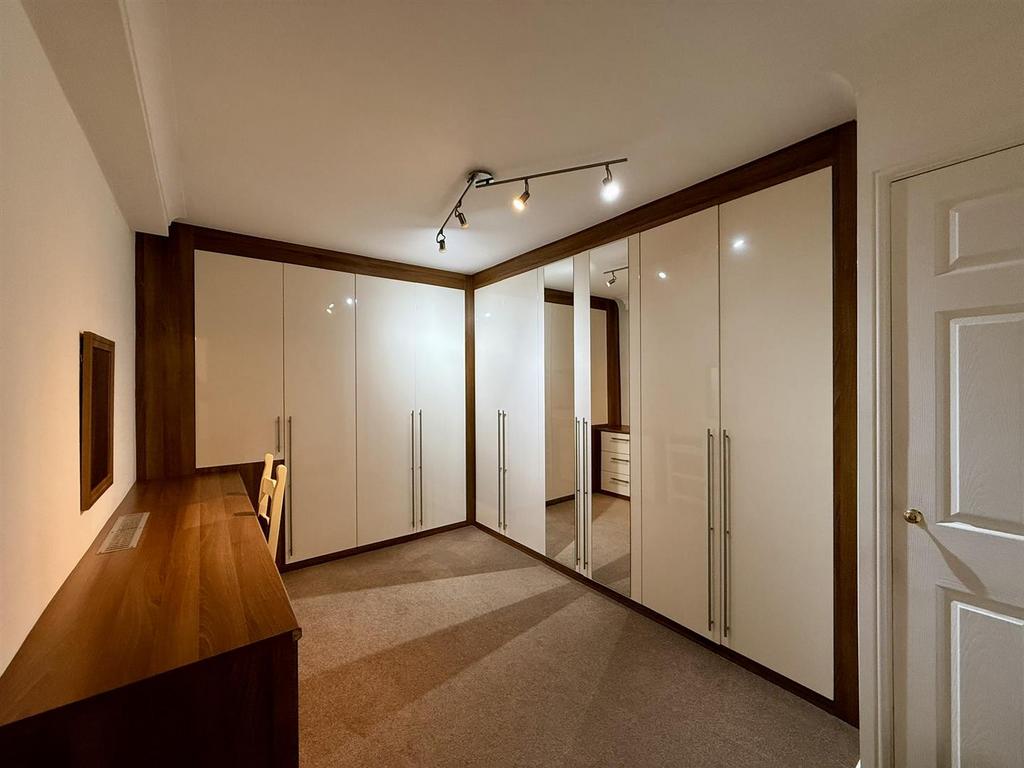 ENSUITE & DRESSING ROOM