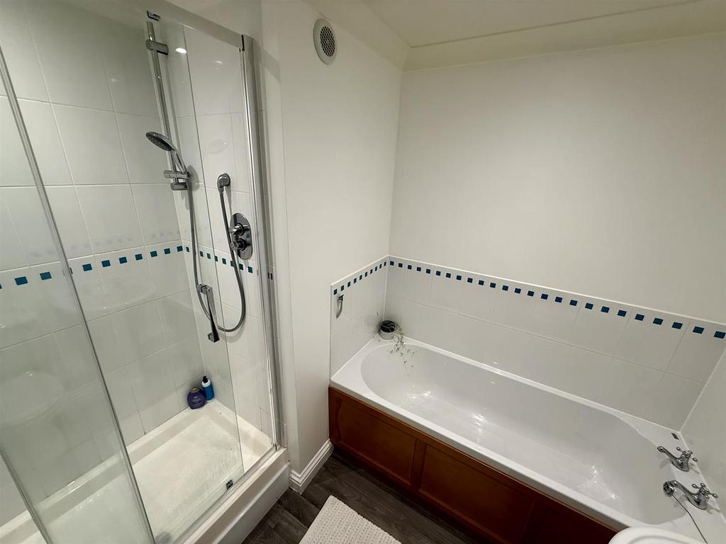 ENSUITE & DRESSING ROOM