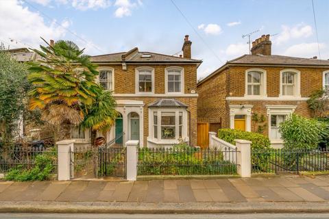 Avenue Road, London W3