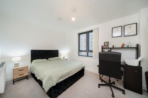 2 bedroom flat for sale, Lakeside Drive, London NW10