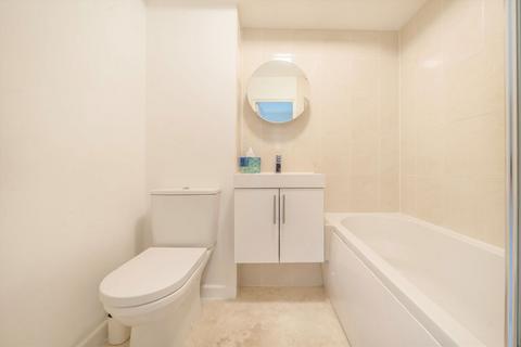 1 bedroom flat to rent, Augustus Close, Brentford TW8