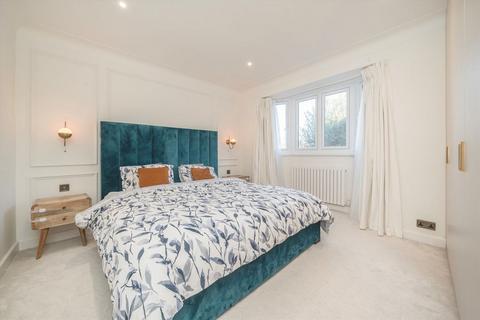 4 bedroom semi-detached house to rent, Chesterfield Road, London W4
