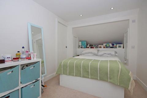 2 bedroom flat to rent, Glebe Street, London W4