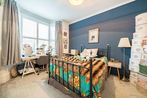 2 bedroom flat for sale, Strode Road, London NW10