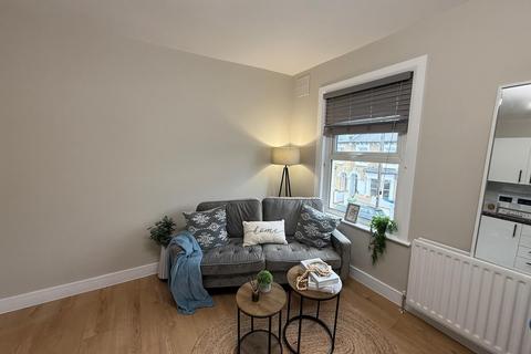 2 bedroom flat to rent, Ulverscroft Road, Dulwich, SE22
