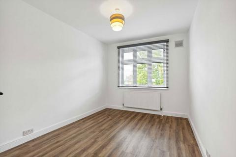 2 bedroom flat to rent, Colney Hatch Lane, London N10