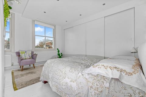 3 bedroom flat for sale, Cornwall Crescent, London