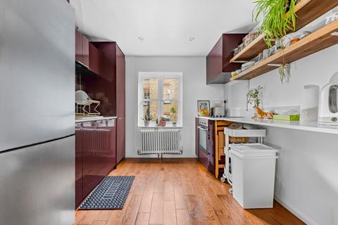 3 bedroom flat for sale, Cornwall Crescent, London