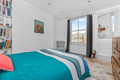 3 bedroom flat for sale, Cornwall Crescent, London