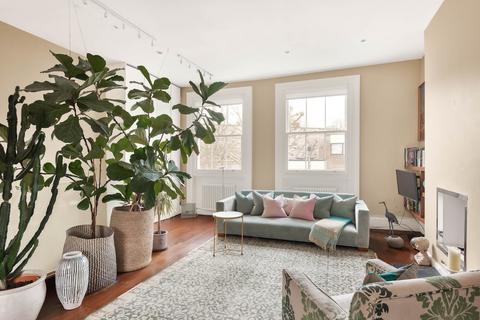 3 bedroom flat for sale, Cornwall Crescent, London