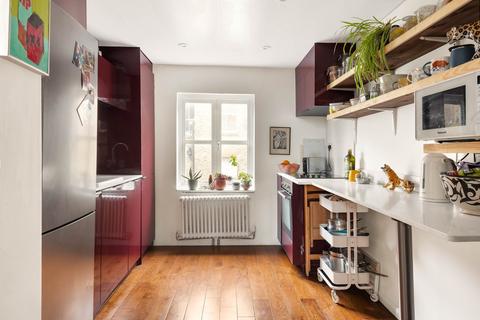 3 bedroom flat for sale, Cornwall Crescent, London