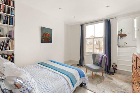 3 bedroom flat for sale, Cornwall Crescent, London