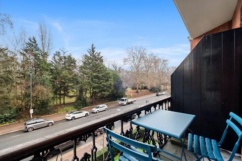 2 bedroom flat to rent, Albany Mansions, Albert Bridge Road, London
