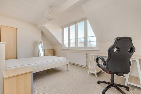 3 bedroom maisonette to rent, St. John's Road, London