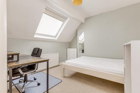 3 bedroom maisonette to rent, St. John's Road, London