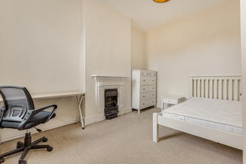 3 bedroom maisonette to rent, St. John's Road, London