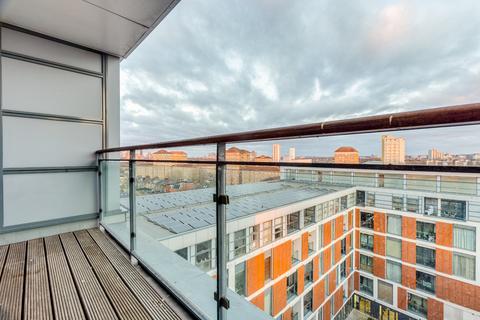 2 bedroom flat to rent, Cornell Square, London
