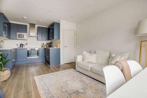 2 bedroom flat to rent, Altenburg Gardens, London