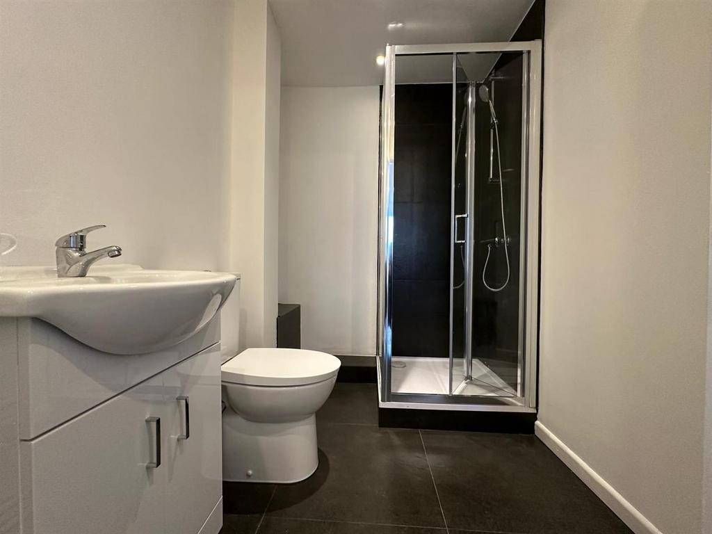 Bathroom 2 .jpg