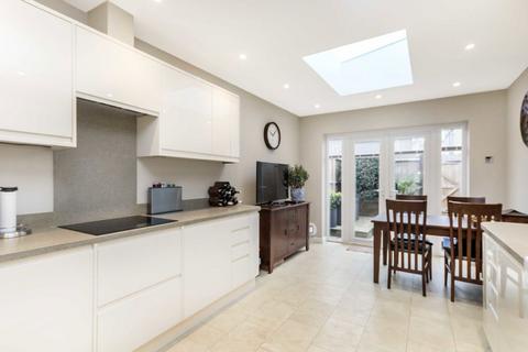 2 bedroom terraced house to rent, Chestnut Road, Twickenham TW2