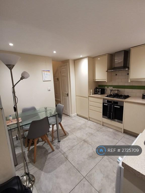 Kitchen / Dining Area