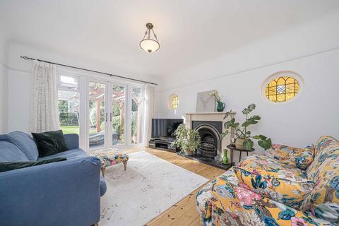 3 bedroom detached house to rent, Crofton Avenue, Walton-On-Thames KT12