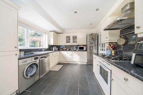 3 bedroom detached house to rent, Crofton Avenue, Walton-On-Thames KT12