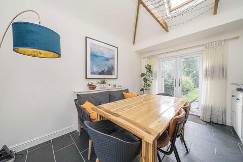 3 bedroom detached house to rent, Crofton Avenue, Walton-On-Thames KT12