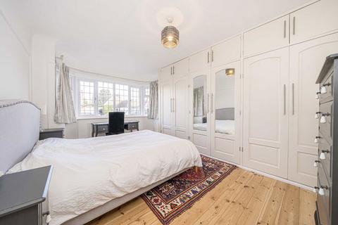 3 bedroom detached house to rent, Crofton Avenue, Walton-On-Thames KT12
