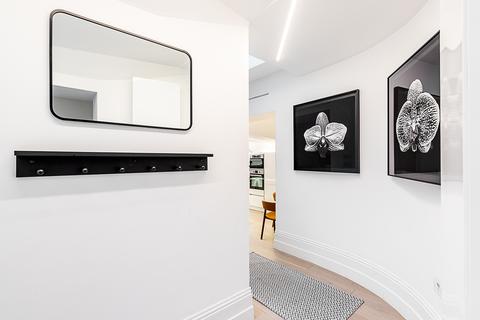 3 bedroom flat to rent, Winchester Street, London SW1V