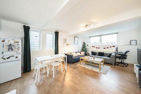 2 bedroom flat to rent, Balham High Road, London SW17