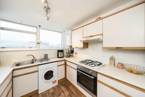 2 bedroom flat to rent, Balham High Road, London SW17