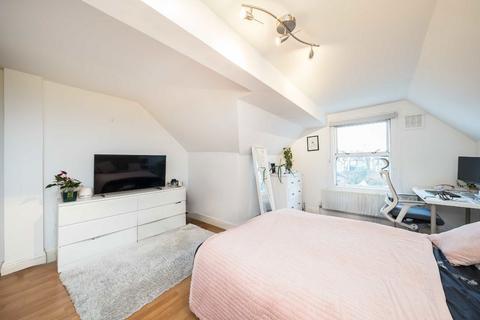 2 bedroom flat to rent, Balham High Road, London SW17