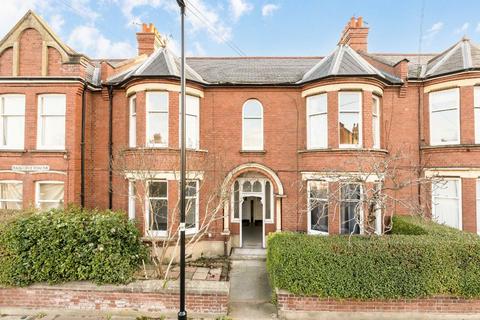 2 bedroom flat to rent, Radbourne Road, London SW12