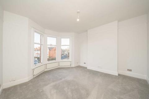 2 bedroom flat to rent, Radbourne Road, London SW12
