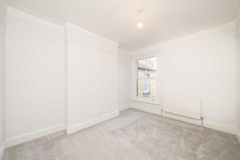 2 bedroom flat to rent, Radbourne Road, London SW12