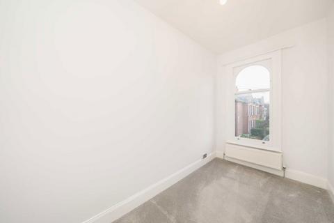 2 bedroom flat to rent, Radbourne Road, London SW12