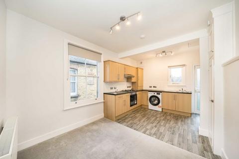 2 bedroom flat to rent, Radbourne Road, London SW12