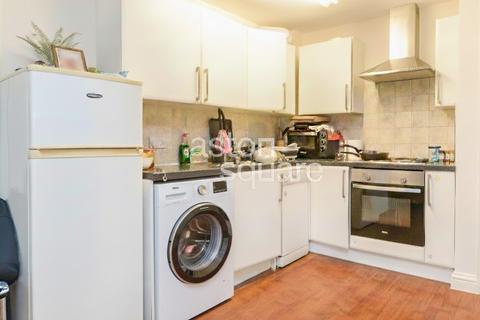 2 bedroom flat to rent, The Vale, London, NW11