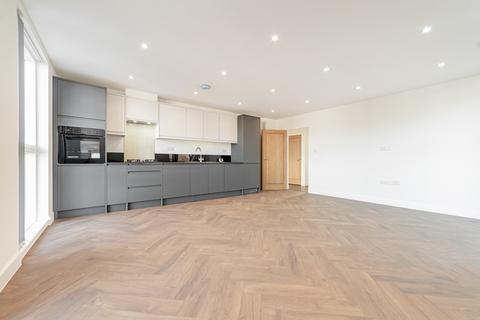 4 bedroom flat to rent, Norbury Avenue, London, SW16