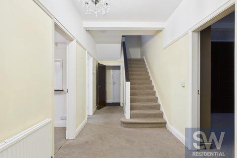 5 bedroom semi-detached house to rent, Low Grange View, Leeds