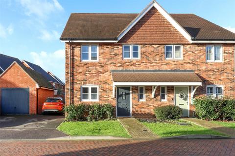 3 bedroom semi-detached house to rent - Luscombe Way, Horley, Surrey, RH6
