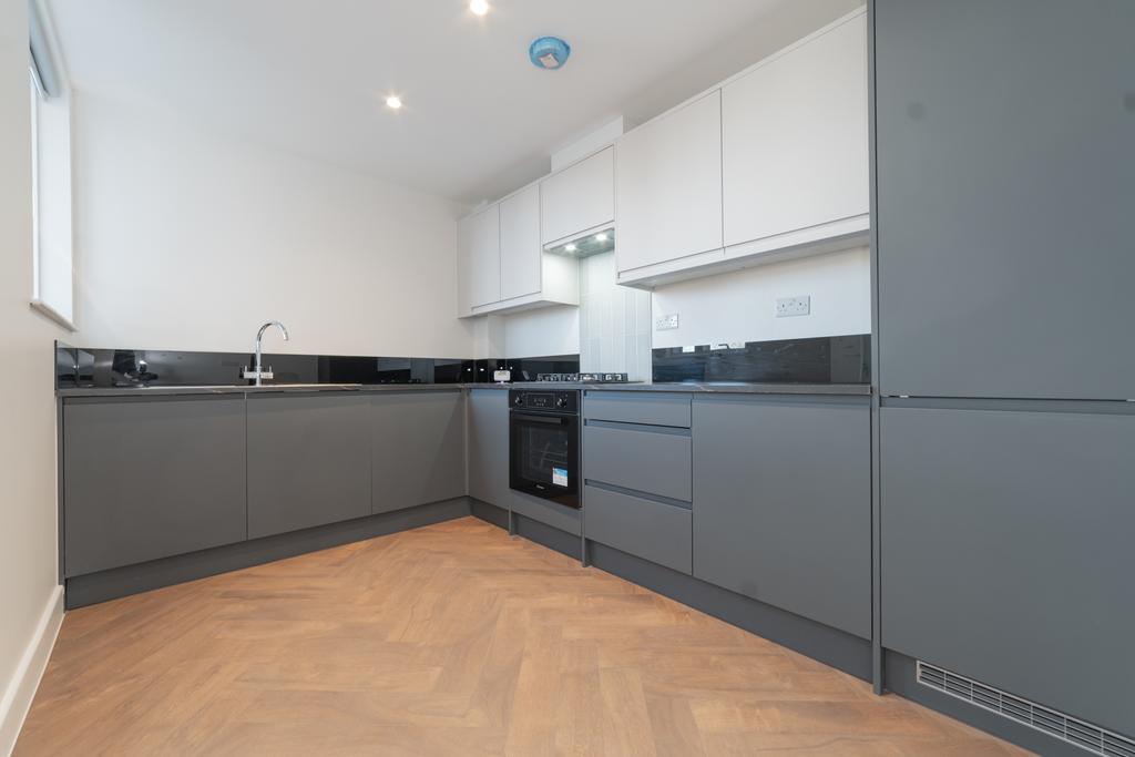 3 Bedrooms Flat For Rental